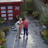bewoners kijken tevreden toe